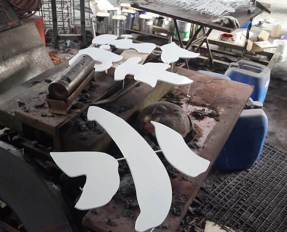 臻興招牌工廠的專業招牌製作設備與環境